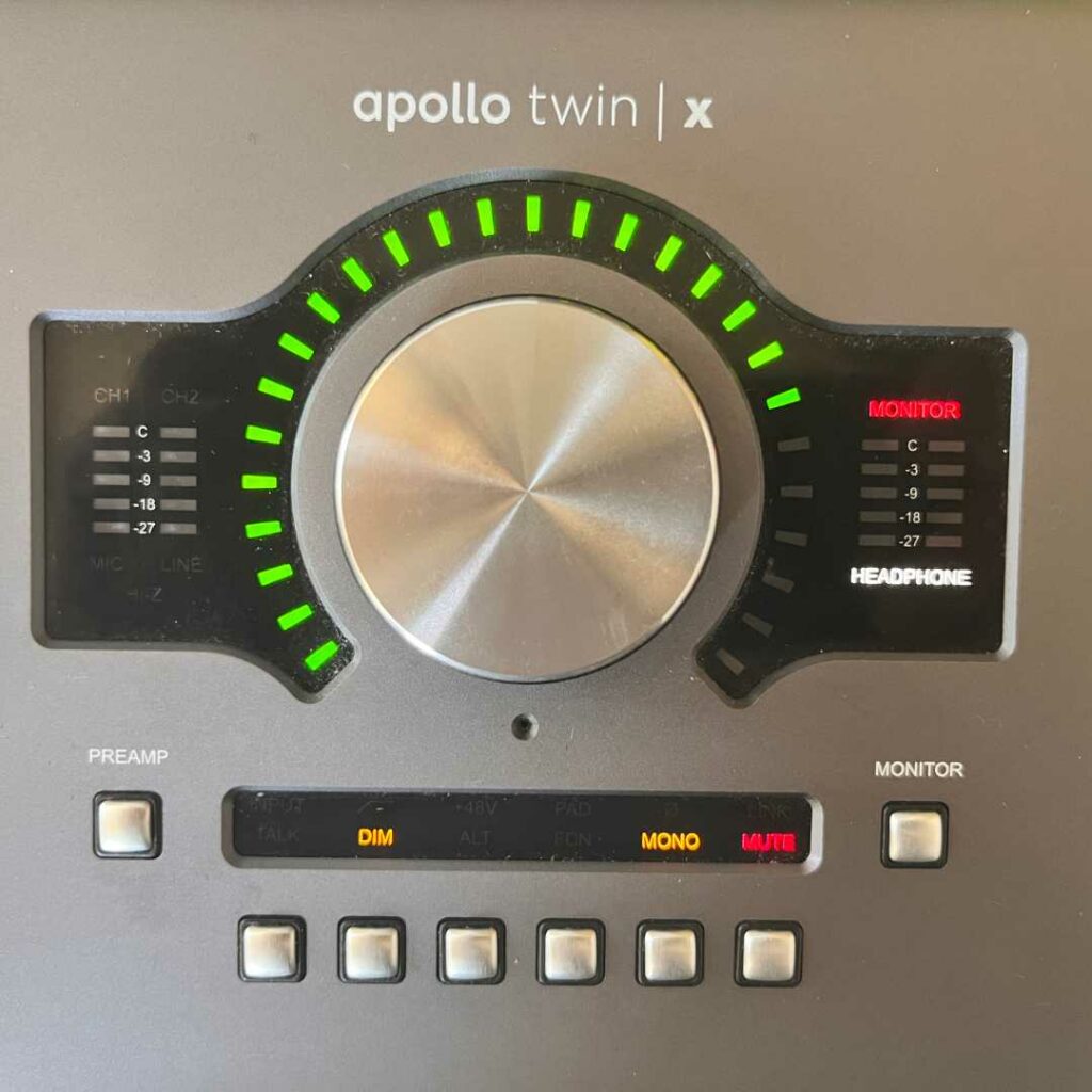 This is showing the front of the Apollo Twin X, this is to illustrate the monitoring section of the apollo.